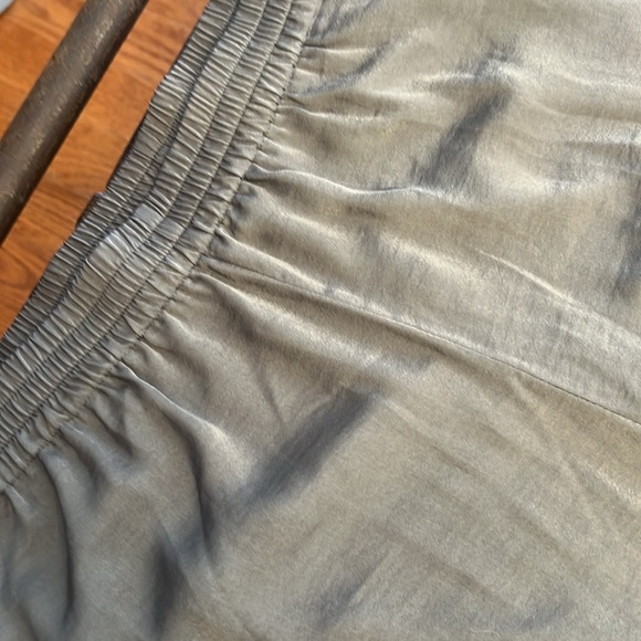 Barefoot Dreams Olive Green 100% polyester pants. Large. Measurements in pics. - Picture 4 of 11